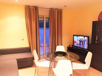 Una televisión o centro de entretenimiento en Lloret Beach Apartments