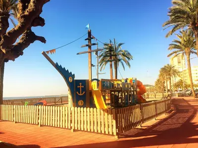 Zona de juegos infantil en Lloret Beach Apartments