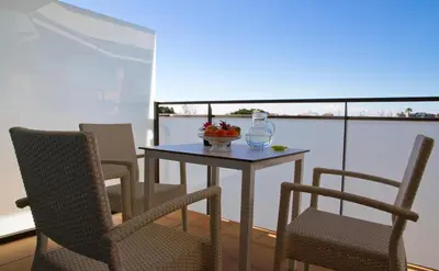 Un balcón o terraza de SANTA SUSANNA Chic! Apartments by ALEGRIA