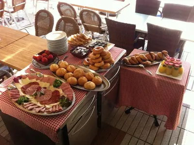 Comida en o cerca de este hotel