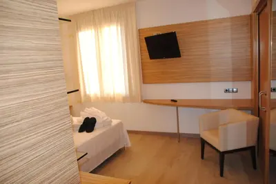 Una televisión o centro de entretenimiento en Hotel Victoria