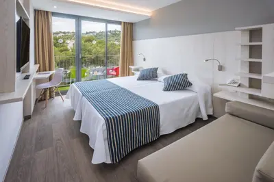 Cama o camas de una habitación en GHT Sa Riera