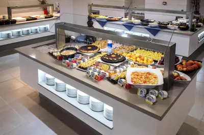 Comida en o cerca de este hotel