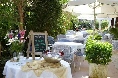 Un restaurante o sitio para comer en Hotel Bell Repos