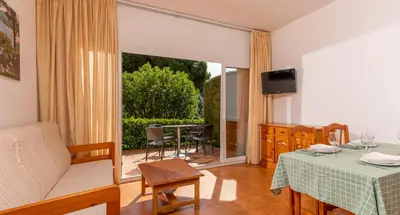 Una televisión o centro de entretenimiento en Albamar Apartaments