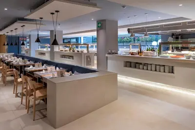 Un restaurante o sitio para comer en Caprici Beach Hotel & Spa