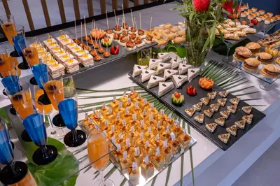Comida en o cerca de este hotel
