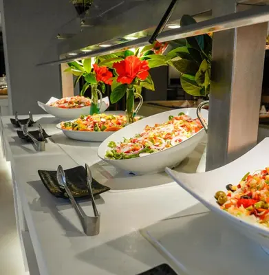 Comida en o cerca de este hotel