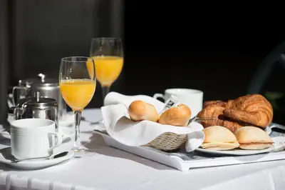 Comida en o cerca de este hotel