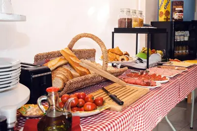 Comida en o cerca de este hotel