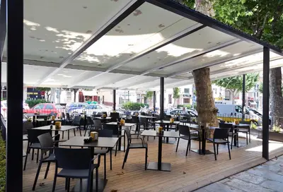 Un restaurante o sitio para comer en Vila Arenys Hotel