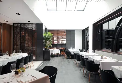 Un restaurante o sitio para comer en Vila Arenys Hotel