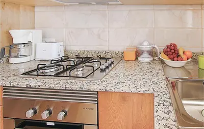 Una cocina o zona de cocina en Awesome Apartment In Malgrat De Mar