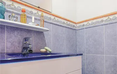 Una cocina o zona de cocina en Awesome Apartment In Malgrat De Mar