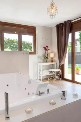 Un baño de El Racó de Madremanya - Adults only