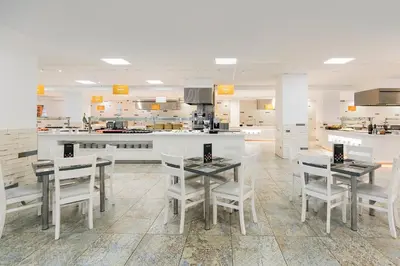 Una cocina o zona de cocina en Hotel Best Lloret Splash
