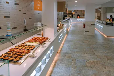 Comida en o cerca de este hotel
