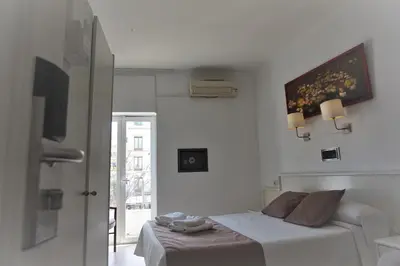 Una televisión o centro de entretenimiento en Hotel Hermes