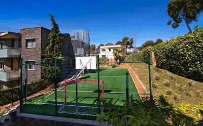 Instalaciones para jugar a tenis o squash en Aparthotel Ciutat de Palol o alrededores