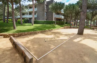 Instalaciones para jugar a tenis o squash en Aparthotel Ciutat de Palol o alrededores