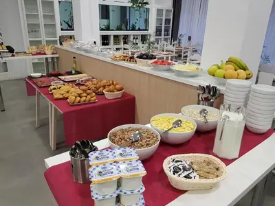 Comida en o cerca de este hotel