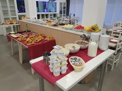 Comida en o cerca de este hotel