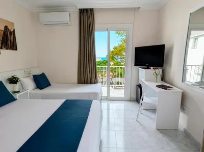 Una televisión o centro de entretenimiento en Hotel Medium Claramar