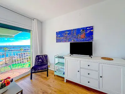 Una televisión o centro de entretenimiento en Vivalidays Joan - Blanes
