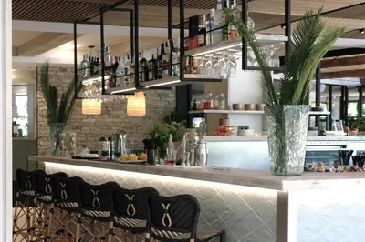 El salón o zona de bar de Hotel Acapulco