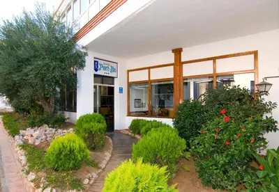 Jardín al aire libre en Hotel Port-Bo