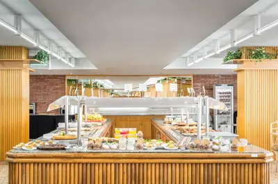 Comida en o cerca de este hotel