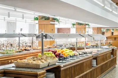 Comida en o cerca de este hotel