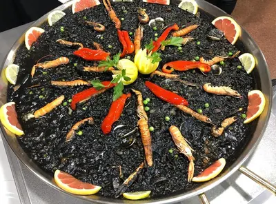 Comida en o cerca de este hotel