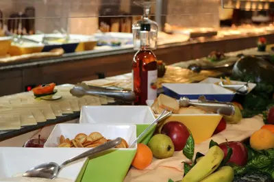 Comida en o cerca de este hotel