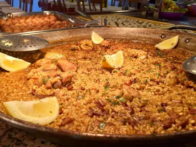 Comida en o cerca de este hotel