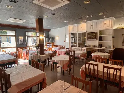 Un restaurante o sitio para comer en Hostal Tarrés
