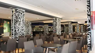 Un restaurante o sitio para comer en Evenia Olympic Palace