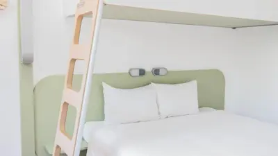 Cama o camas de una habitación en Ibis Budget Girona Costa Brava