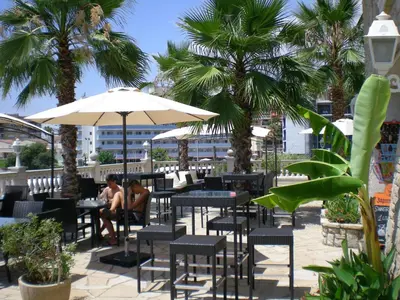 Un restaurante o sitio para comer en Hotel Bonsol ADULTS ONLY