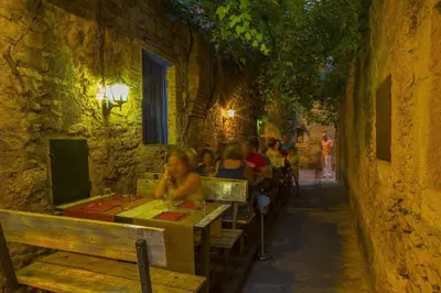 Un restaurante o sitio para comer en El Cau del Papibou - Adults Only