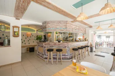 Un restaurante o sitio para comer en Hotel Tamariu