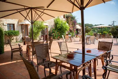 Un restaurante o sitio para comer en Mas Torrellas