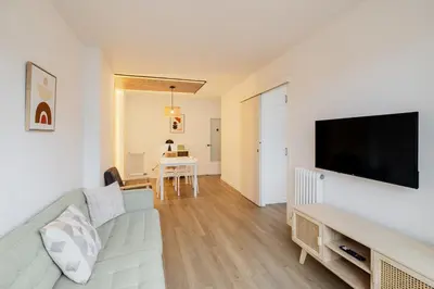 Una televisión o centro de entretenimiento en Apartamento con dos grandes terrazas en Girona