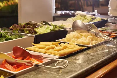 Comida en o cerca de este hotel