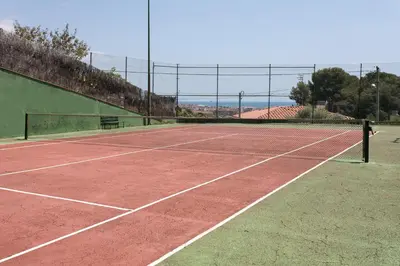 Instalaciones para jugar a tenis o squash en Costa Maresme Apartment o alrededores