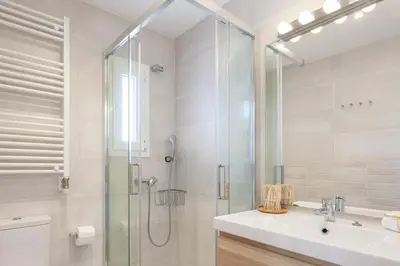 Un baño de LLAFRANC 100 - calle Coral-