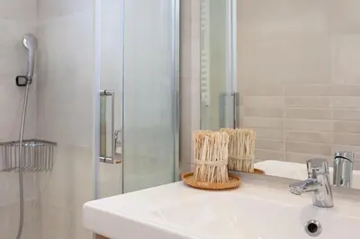 Un baño de LLAFRANC 100 - calle Coral-