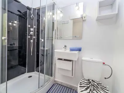 Un baño de Holiday Home Mercury by Interhome