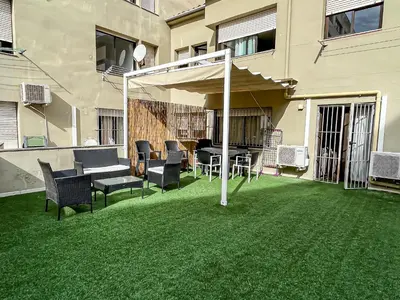 Un patio o zona al aire libre en Apartamento para 4 con terraza en el centro