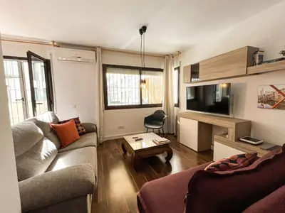 Una televisión o centro de entretenimiento en Apartamento para 4 con terraza en el centro